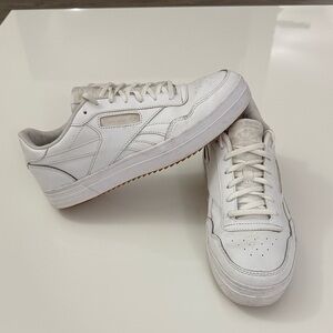 Reebok women’s Club MEMT Sneaker - White Choose Size 9.5
